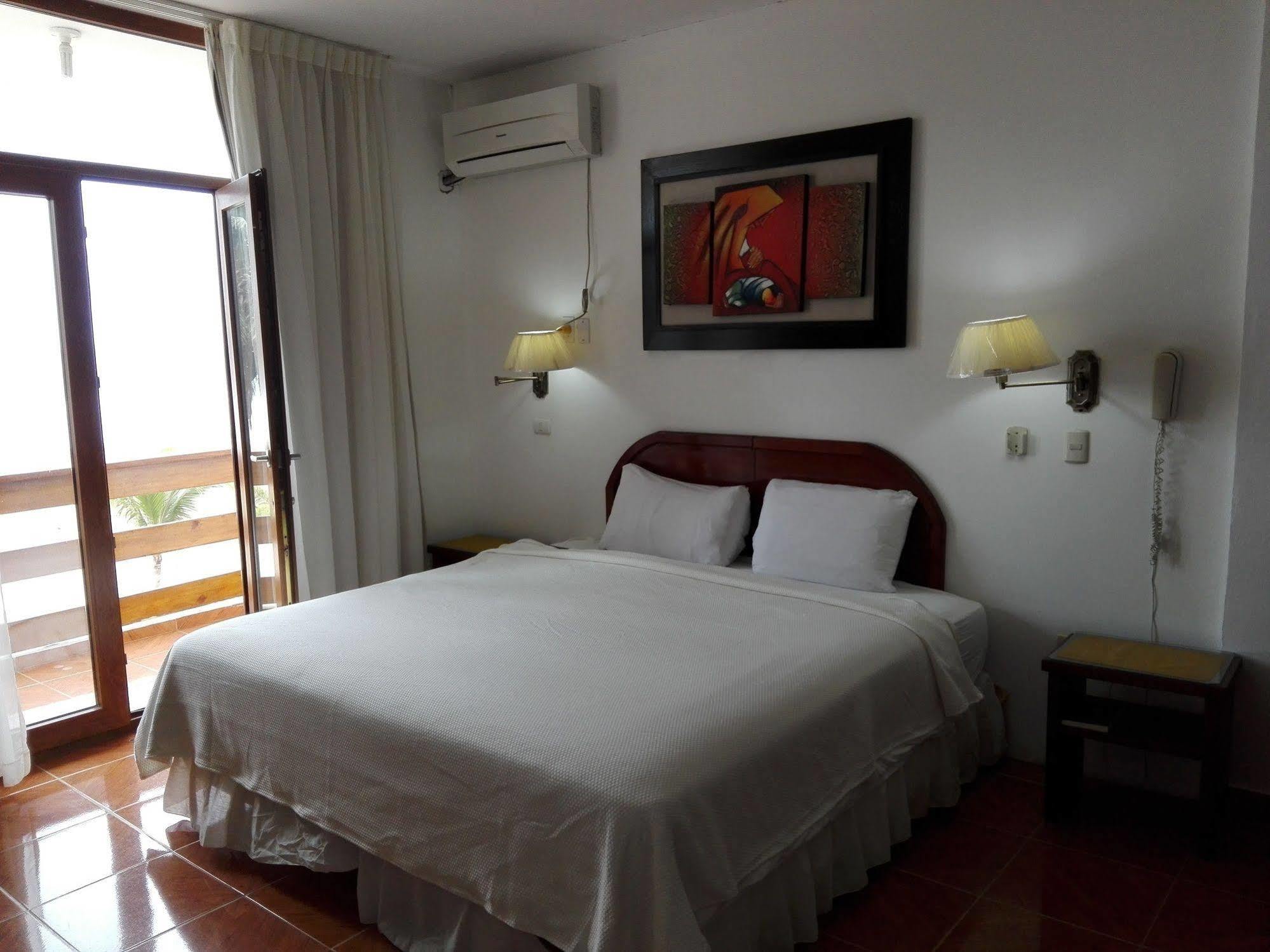 Hotel Pacifico Puerto López エクステリア 写真